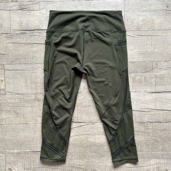 Victoria's Secret Sport Knockout Army Khaki Green Capri Cut Out Mesh Leggings M - Picture 10 of 13